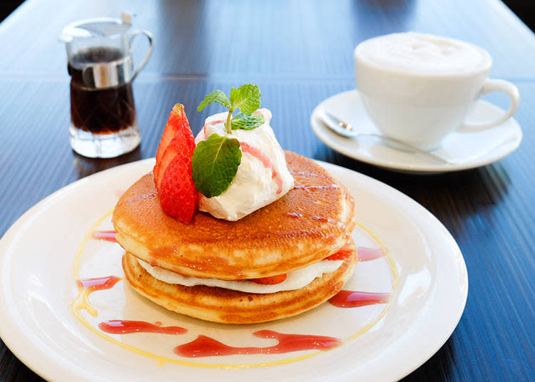 草莓鬆餅 (ストロベリーデコレ)  995日圓 咖啡拿鐵 (カフェラテ)  650日圓