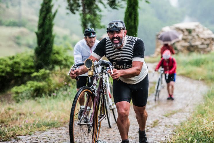 El exciclista profesional y ahora pintor Miguel Soro pone pie en tierra para ascender una cuesta en la Eroica Hispania 2017. / Foto: Eroica Hispania