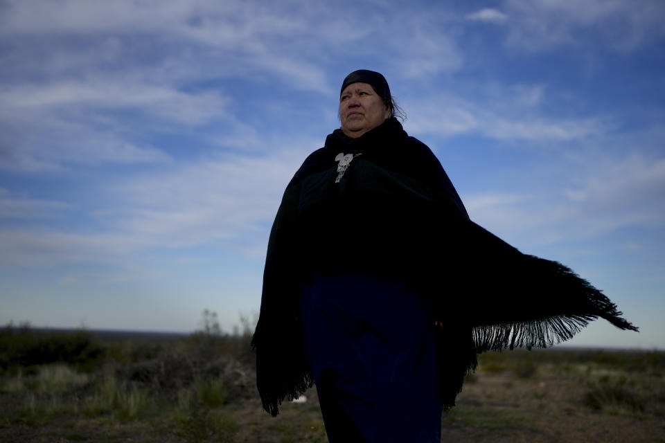 La indígena mapuche Doris Canumil posa para una foto el 13 de octubre del 2022, un día antes de la liberación de dos cóndores andinos nacidos en cautiverio, realizada en Sierra Paileman, provincia argentina de Río Negro. (AP Photo/Natacha Pisarenko)