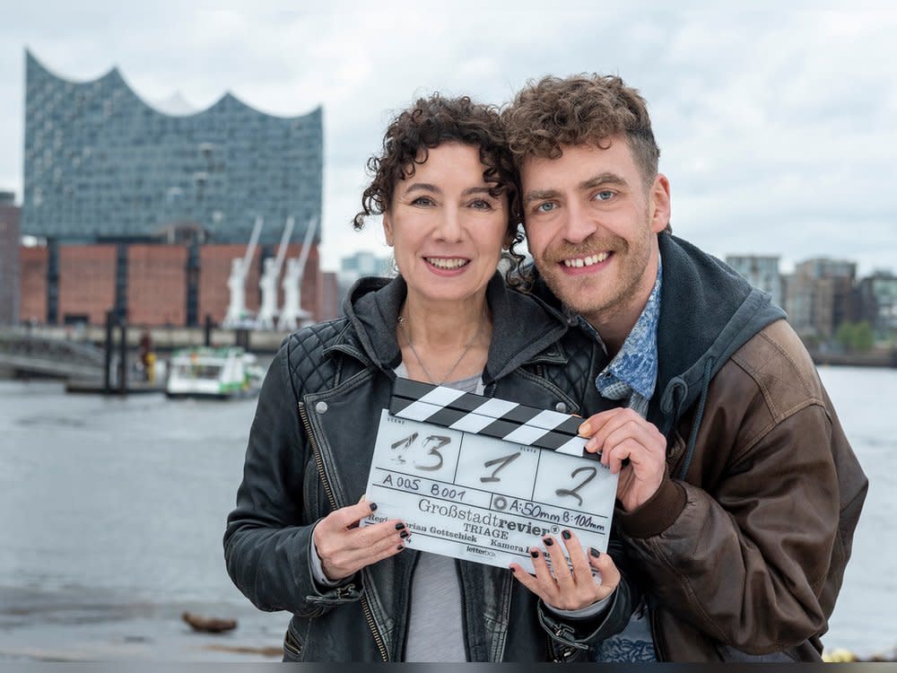 Maria Ketikidou und Enrique Fiß stehen für den "Großstadtrevier"-Film "Triage" vor der Kamera. (Bild: NDR/ARD/Thorsten Jander)