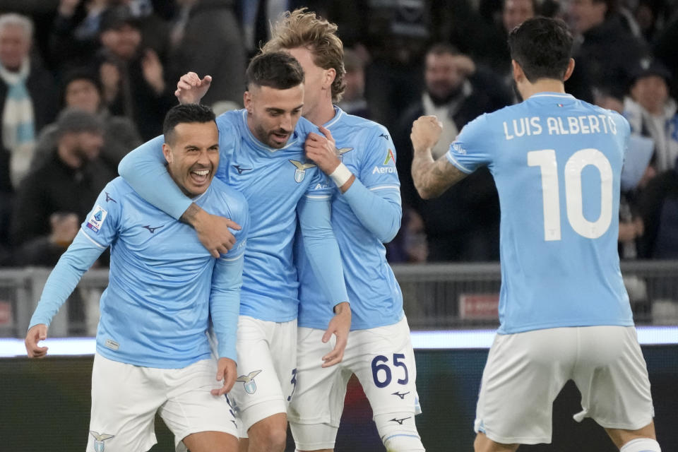 Pedro, jugador de la Lazio, celebra con sus compañeros tras anotar el único gol de su equipo en la victoria ante el Cagliari en la Serie A el sábado 2 de diciembre del 2023. (AP Foto/Andrew Medichini)