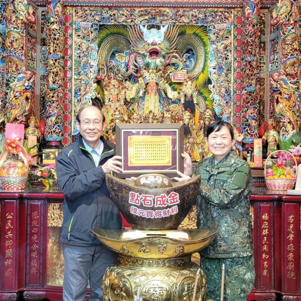 陳育琳（圖右）為中華民國建軍以來，第一位女中將，現職為陸軍司令部中將政戰主任。（記者 徐煜勝翻攝）