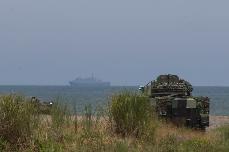 反登陸預演 玉山艦與裝甲車輛 國軍20日上午於新北八里海灘舉行漢光前最後一次聯 合反登陸預演，圖為玉山軍艦（遠方）與裝甲車輛 （近）。 中央社記者游凱翔攝  112年7月20日 