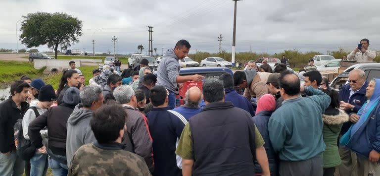 EL productor Miguel Tomasella en la feria que organizó para vender sus tomates