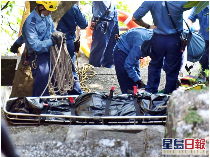 事主當場證實死亡，遺體沿梯級運上大路。