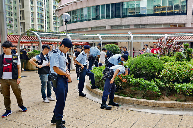 警方昨在案發現場作地氈式搜索，檢獲11粒BB彈，暫無人被捕。（曾秋文攝）