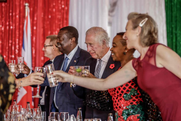 Carlos III interactúa con los invitados durante el banquete de Estado ofrecido por el presidente de Kenia, William Ruto, en la Casa de Estado en Nairobi, el 31 de octubre de 2023. 