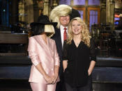 Offenbar hat Trump Gefallen an dem Fake-Haar gefunden. Für einen Auftritt in der US-Show "Saturday Night Live" verwandelte sich der Gatte von Melania Trump in ein Sia-Lookalike. (Bild-Copyright: Getty Images)