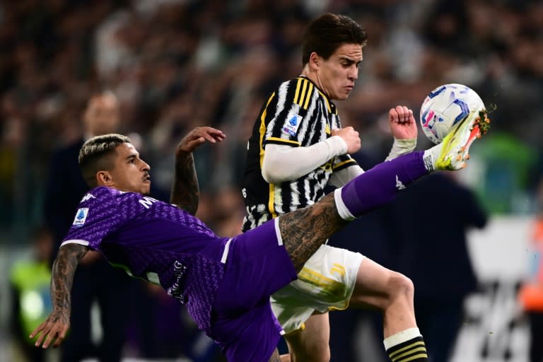 El defensor brasileño de la Fiorentina Dodo trata de despejar el balón junto al delantero turco de la Juventus Kenan Yidliz durante el partido de la Serie A entre ambos equipos en el Allianz Stadium de Turín, el 7 de abril de 2024 (Marco BERTORELLO)