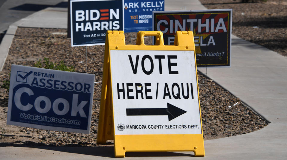 A sign in Spanish points the way to an early voting location in Phoenix ahead of the 2020 presidential election. 