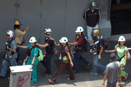 Voluntarios caminan buscando manifestantes heridos durante una protesta contra el Gobierno del presidente venezolano Nicolás Maduro, en Caracas, Venezuela, foto tomada el 20 de abril de 2017. REUTERS/Christian Veron