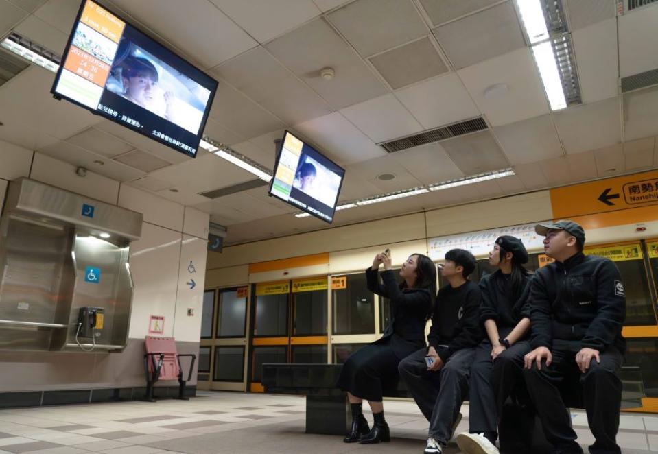 《圖說》同學在捷運月台等候電視觀看自己的作品播出。〈新聞局提供〉