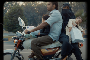 在巴基斯坦，婦女多不被認同騎乘摩托車，就是被載也須側坐而不能跨坐。（圖／ANN提供）