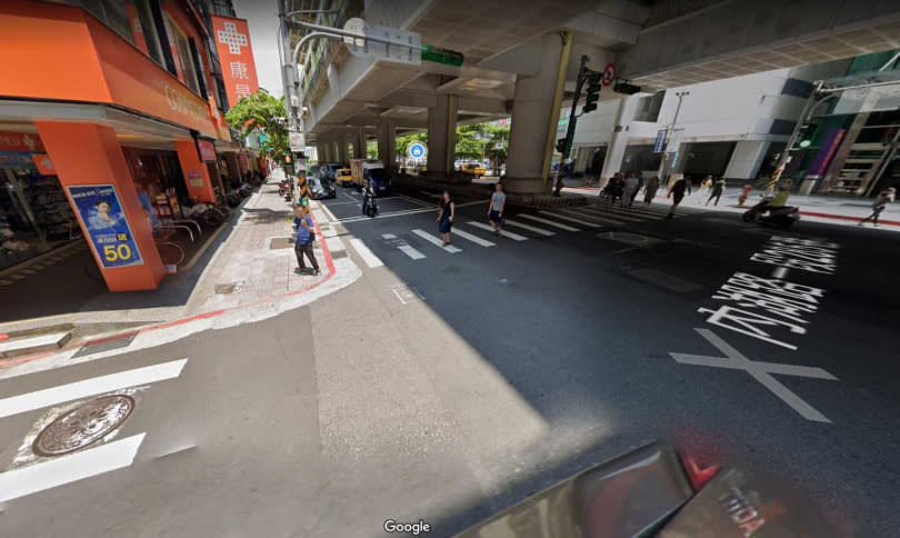 西湖市場站正對面的285巷巷口，就是網友拍到猴子的路口。（圖／Google Map）