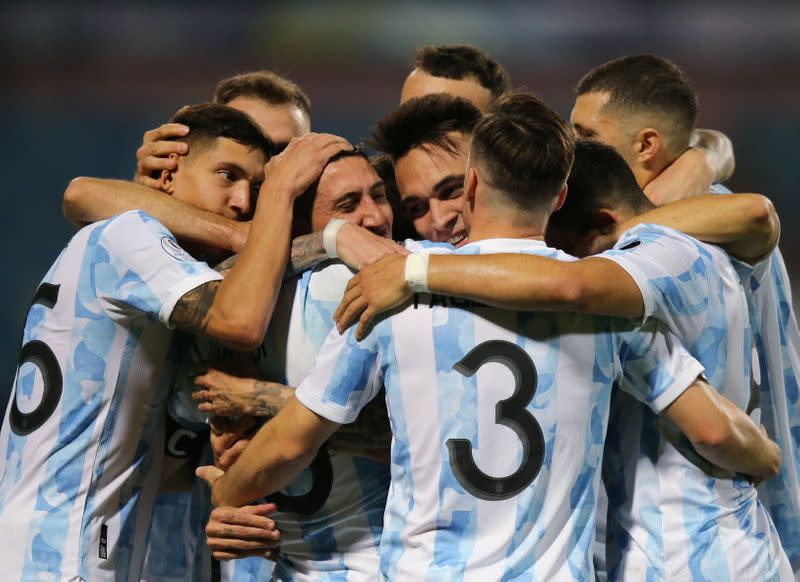 FOTO DE ARCHIVO. Los jugadores de la selección argentina de fútbol se abrazan tras marcar un gol durante los cuartos de final de la Copa América 2021 ante Ecuador, en el estadio Olímpico de Goiania, en Brasil