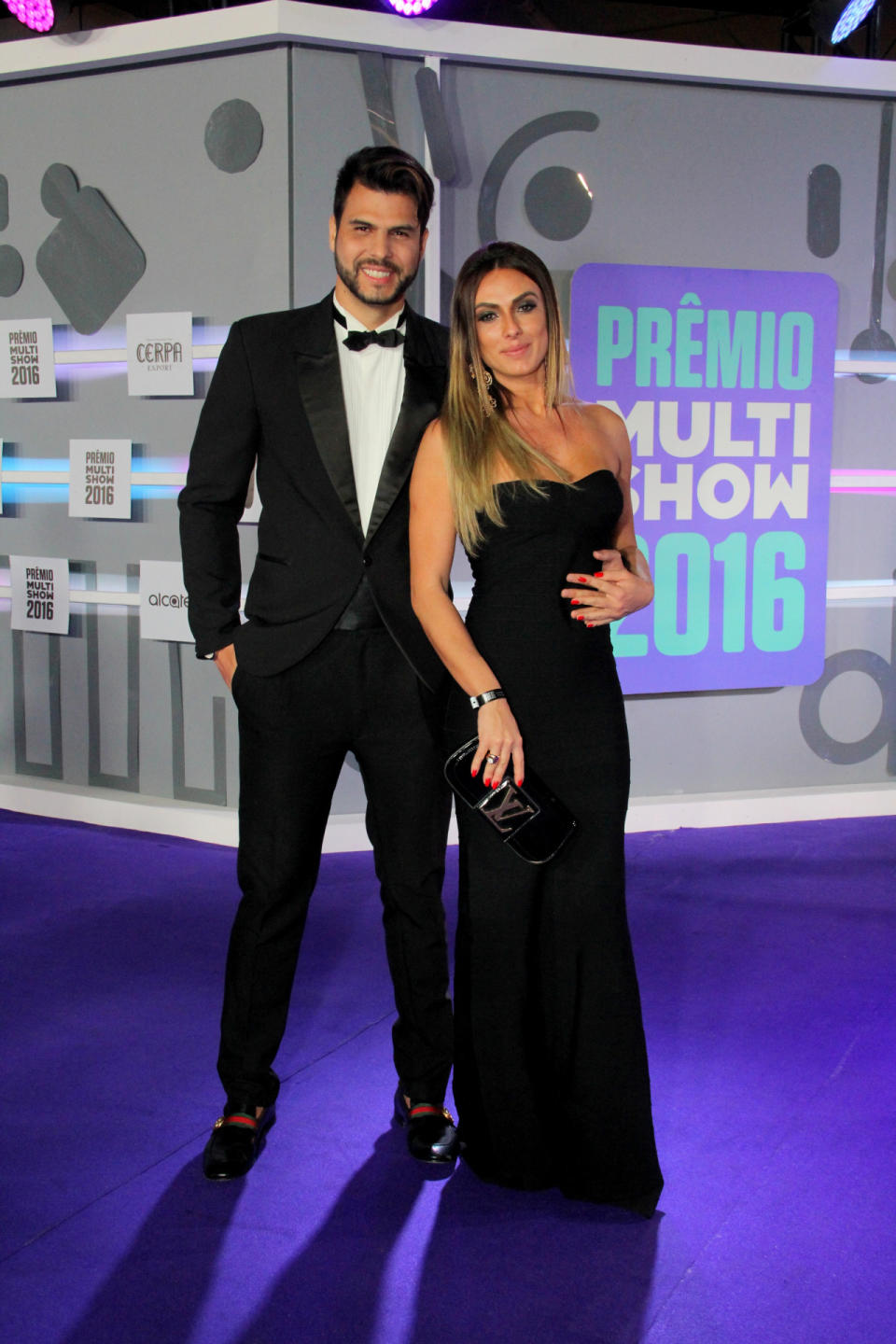 A elegância dominou o casal Nicole Bahls e Marcelo Bimbi. Os modelos que estão juntos há alguns meses posaram em clima de romance por ali. (Foto: AgNews)