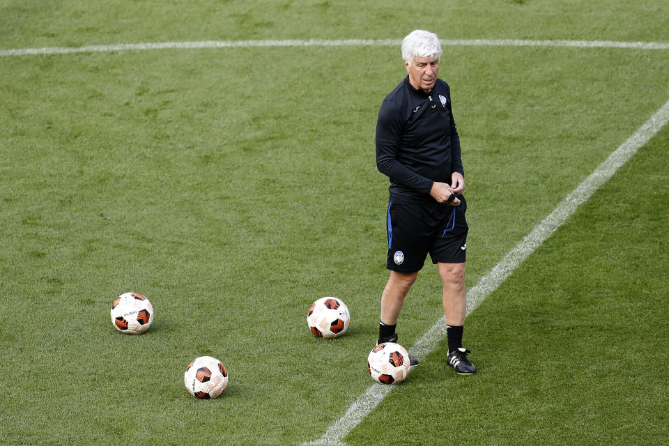 Gian Piero Gasperini, técnico del Atalanta, observa el entrenamiento de su equipo para la final de la Liga Europa, el martes 21 de mayo de 2024, en Dublín (AP Foto/Peter Morrison)