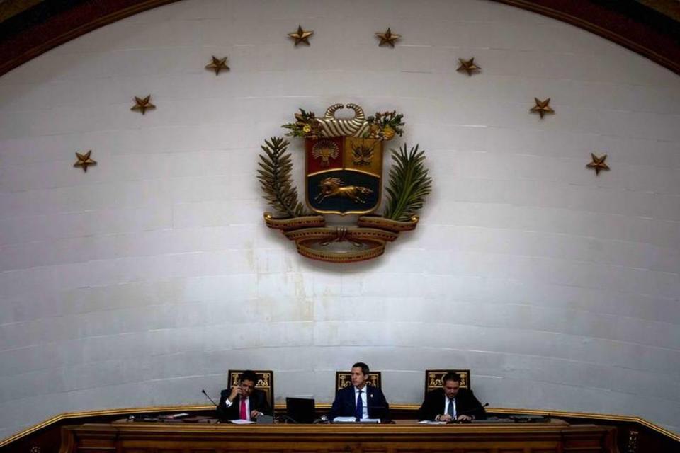 El ex presidente de la Asamblea Nacional, Juan Guaidó (c), participa en una sesión ordinaria en el Palacio Federal Legislativo de Caracas (Venezuela). ARCHIVO/ EFE/MIGUEL GUTIÉRREZ