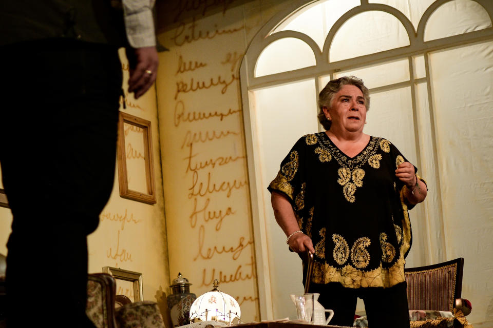 La actriz Beatriz Moreno durante su actuación en la obra teatral La sombra con la que celebró 50 años de trayectoria artística en 2022 (Foto: Jaime Nogale/Medios y Media/Getty Images).