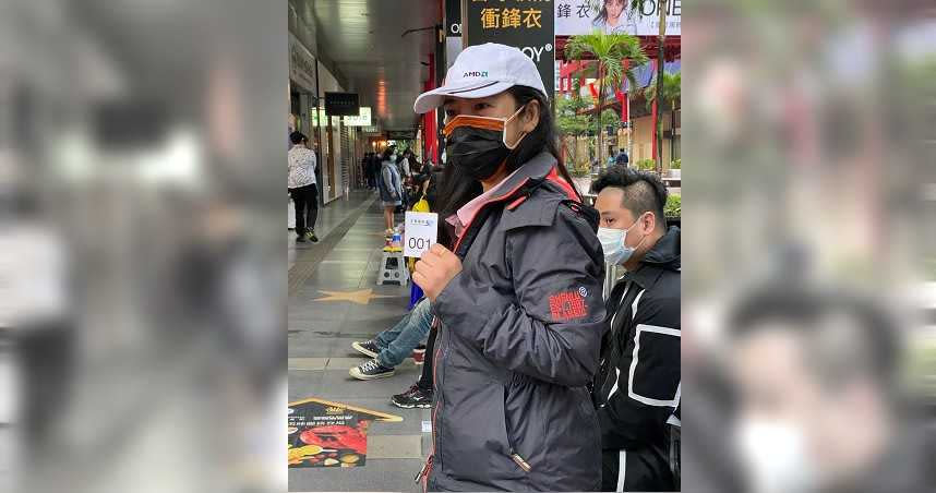 中華電信排隊搶到iPhone 12開賣頭香的魏小姐。（圖／中國時報黃慧雯攝）