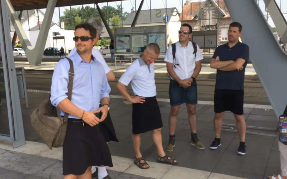 Bus drivers in the western French city of Nantes have sported skirts to work to show bosses their anger over being banned from wearing shorts - Presse Océan