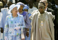 <p>Em 2003, aos 77 anos, a rainha britânica Elizabeth II foi acompanhada pelo presidente nigeriano Olusegun Obasanjo, enquanto se prepara para deixar o aeroporto de Abuja na Nigéria.</p> 