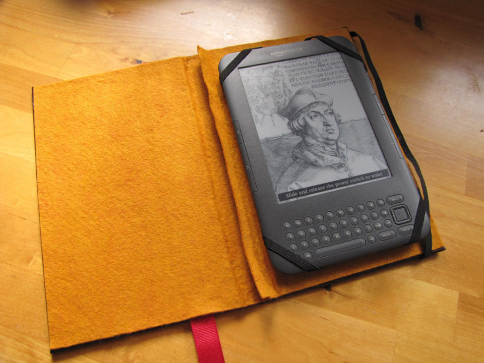 Any e-reader owner will love this <a href="http://www.huffingtonpost.com/2012/11/19/homemade-gift-kindle-case_n_2160348.html?utm_hp_ref=huffpost-home&ir=HuffPost%20Home">one-of-a-kind case</a>.