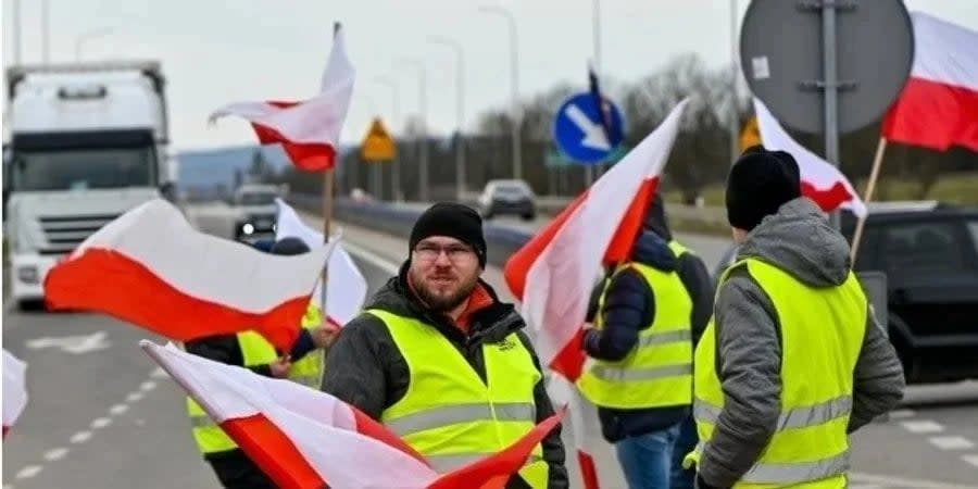 Polish farmers block the border with Germany