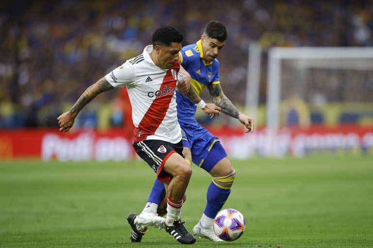 Enzo Pérez ante Martín Payero, en el último clásico disputado en la Bombonera; River podría tener revancha rápido ante Boca si ambos pasan de etapa en la Copa Argentina