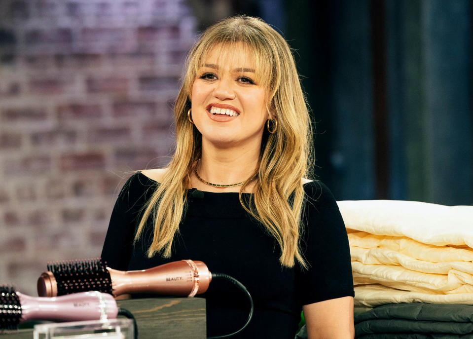 Kelly Clarkson breaks away from her old look with new bangs — and fans