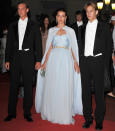 Am Abend zum Dinner und Feuerwerk zeigte sich Charlotte Casiraghi schon schicker. In einer umwerfenden Robe von Giambattista Valli Couture posierte sie neben ihren beiden Brüdern Pierre (li.) und Andrea (re.).