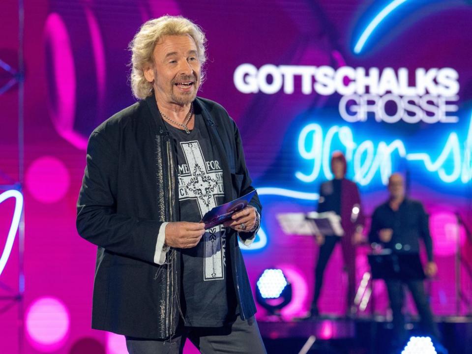 "Gottschalks große 90er-Show": Thomas Gottschalk präsentiert eine kleine Zeitreise. (Bild: ZDF/Sascha Baumann)