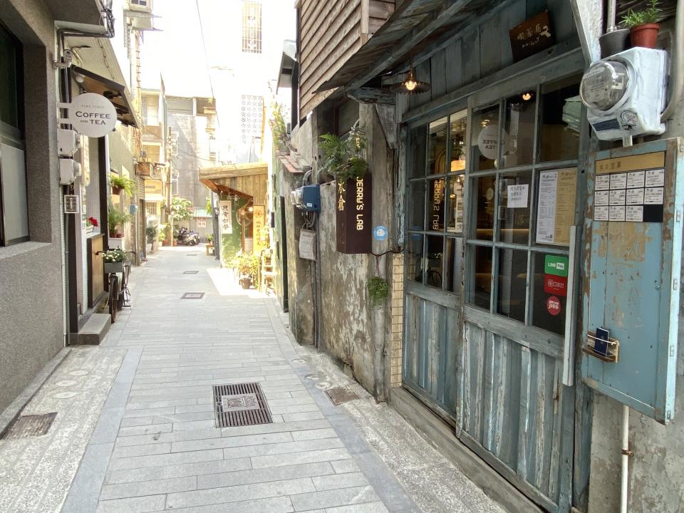 巷內有不少具特色的咖啡店、雜貨小舖、飲料店等。（攝影：陳秀麗）