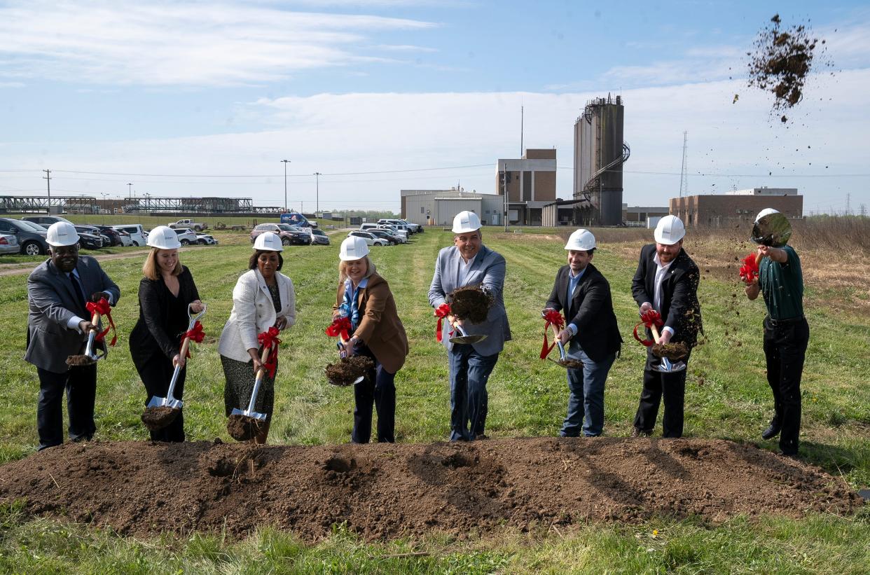 Columbus Mayor Andrew J. Ginther, center, along with city public utilitiy and Nextera Energy officials, broke ground Monday on the Parsons Avenue solar project – one of two new solar projects that will provide clean energy to the Division of Power, which provides electricity for streetlights and about 17,000 mostly residential customers.