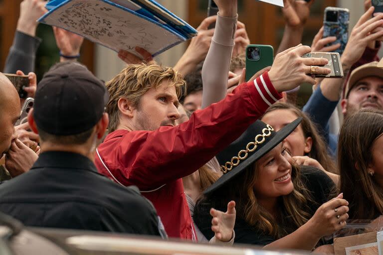 Ryan Gosling se saca algunas fotos con los fans durante un alto en la filmación de Profesión peligro