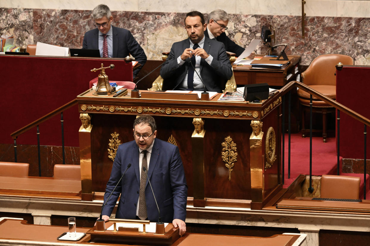 Le ministre de la Santé, Aurélien Rousseau et le vice-président de l’Assemblée nationale RN Sébastien Chenu lors de l’examen de la niche parlementaire sur l’endométriose. (Photo by Bertrand GUAY / AFP)