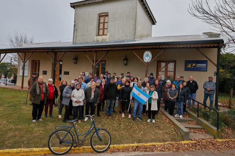 La foto del pueblo unido frente a la oficina de correos