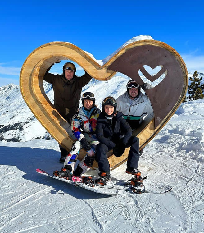 Chris Hemsworth y Elsa Pataky de vacaciones con unos amigos