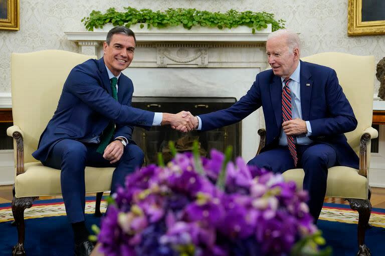 Joe Biden y Pedro Sánchez se saludan durante su reunión en la Oficina Oval de la Casa Blanca en Washington, el viernes 12 de mayo de 2023. (AP Foto/Susan Walsh)