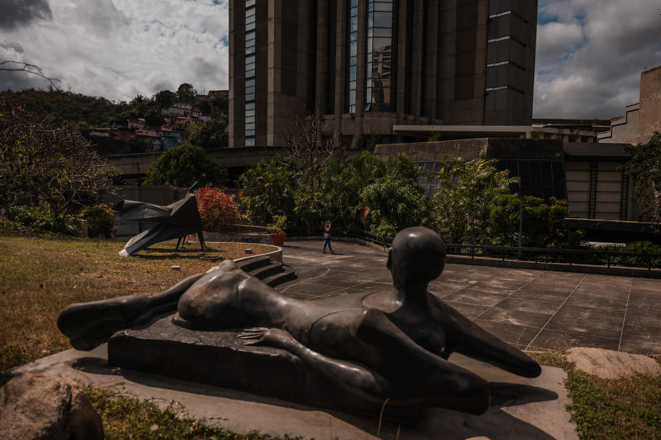 Una escultura de Alexander Calder colgada en las bóvedas del Museo de Arte Contemporáneo de Caracas. (Adriana Loureiro Fernandez/The New York Times)
