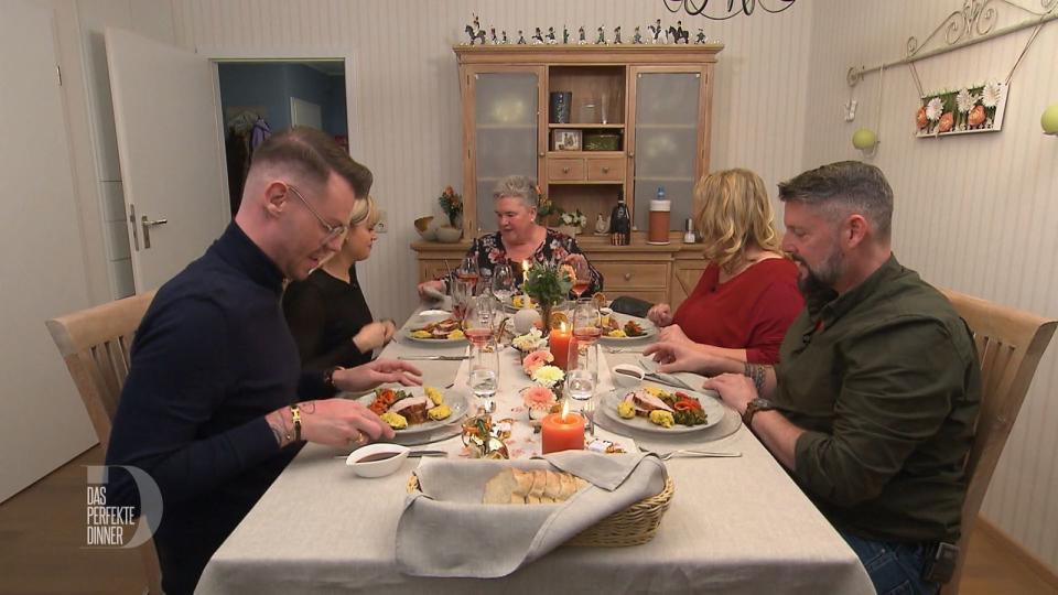 Nach dem kurzen Zwischenfall steht das Kalbskarree mit Bimi und Quark-Parmesan-Nocken auf dem Tisch, von links: Robin, Janine, Karin, Sabine und Christian.
 (Bild: RTL)