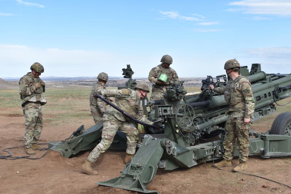 US soldiers prepare to fire the M777.