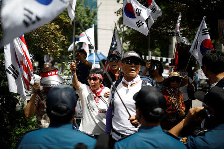 Protesters from a conservative group that supports South Korean ousted leader Park Geun-hye attend a rally to demand release of Samsung Electronics Vice Chairman Jay Y. Lee, ouside a court in Seoul, South Korea, August 25, 2017. REUTERS/Kim Hong-Ji