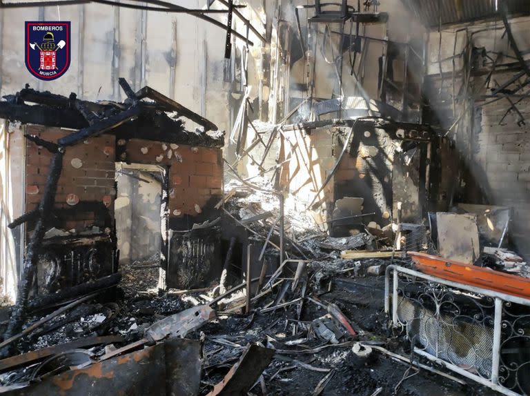 Esta foto proporcionada por Bomberos de Murcia el 1 de octubre de 2023 muestra el interior quemado de una discoteca donde al menos 13 personas murieron en un incendio en Murcia el 1 de octubre de 2023.