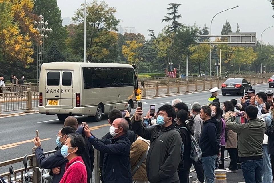 中國民眾11月2日一早聚集北京八寶山革命公墓附近，送前總理李克強最後一程。美聯社