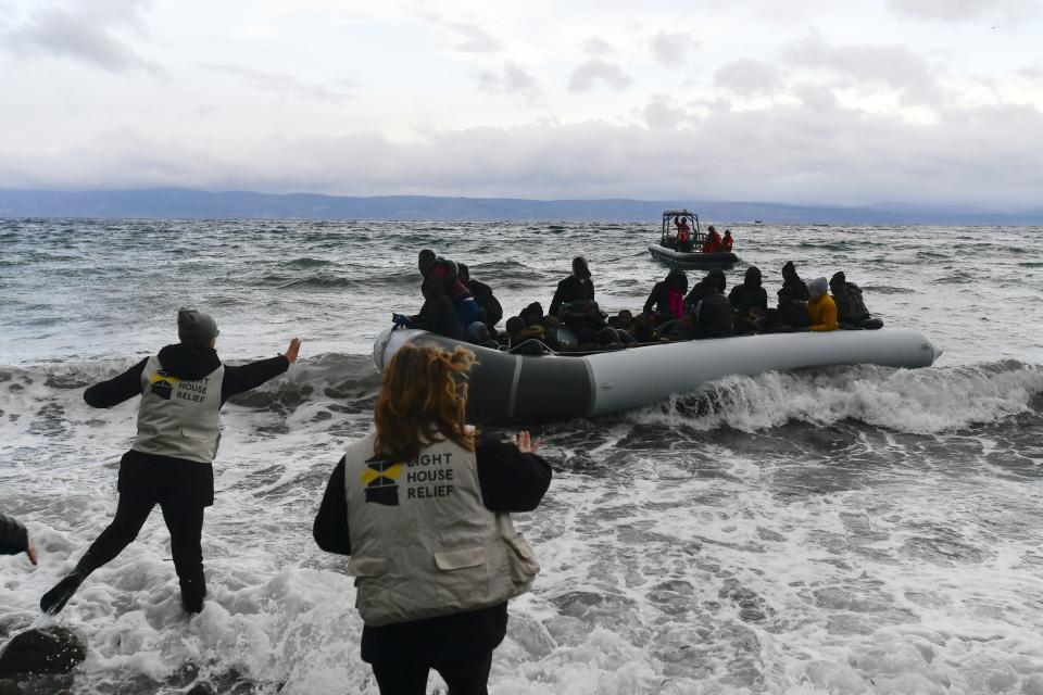 Migrantes a bordo de una balsa neumática llegan a Skala Sikaminias, en la isla griega de Lesbos, luego de cruzar el Mar Egeo desde Turquía, el 29 de febrero de 2020. (AP Foto/Michael Varaklas)