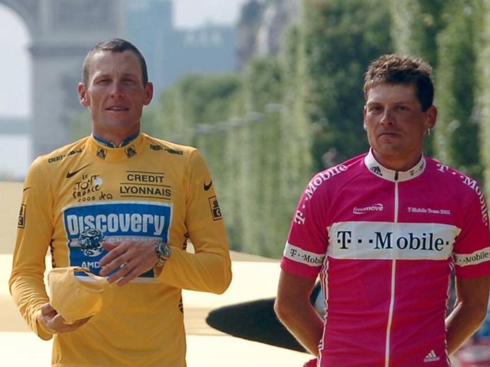 Lance Armstrong (l.) und Jan Ullrich lieferten sich bei der Tour de France regelmäßig ein Kopf-an-Kopf-Rennen. (Bild: imago images / Bürhaus)
