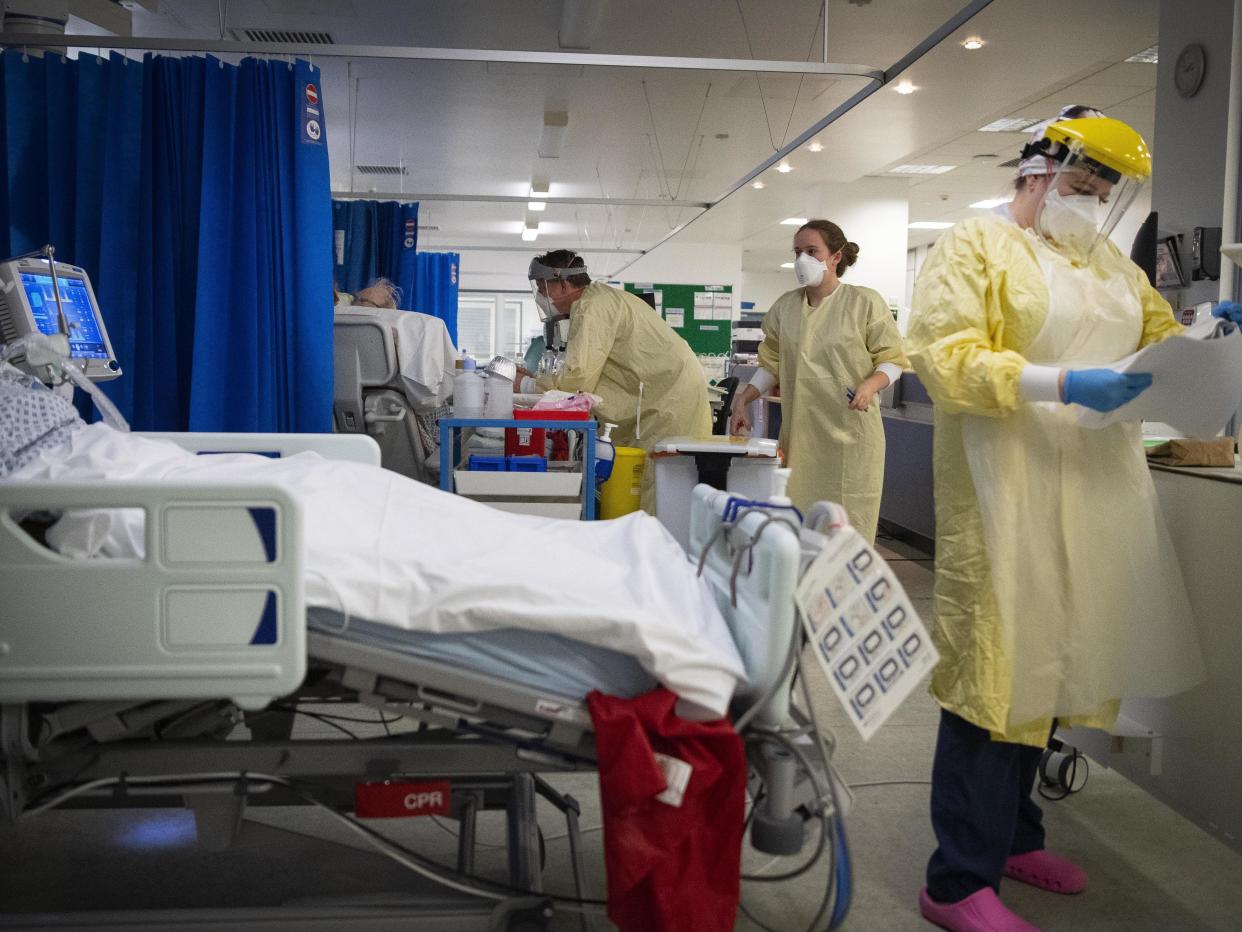 <p>Las enfermeras trabajan con pacientes en la UCI (Unidad de Cuidados Intensivos) del St George's Hospital en Tooting, al suroeste de Londres, donde el número de camas de cuidados intensivos para enfermos críticos ha tenido que incrementarse de 60 a 120, la gran mayoría de las cuales son para pacientes con coronavirus.</p> (PA)