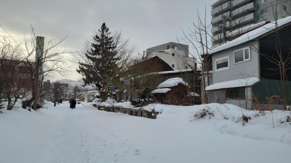 北海道一家超商被積雪壓垮，建築歪斜屋頂坍塌，店內四人奔逃。（示意圖 / TVBS ）