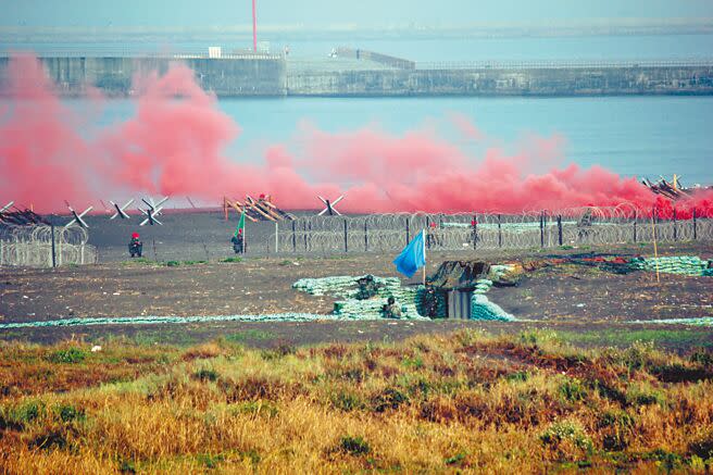 國軍未來將在判明共軍攻台登陸的「紅色海灘」後，再進行布雷。圖為漢光28號演習在台南喜樹海灘實施灘岸戰鬥。（本報資料照片）